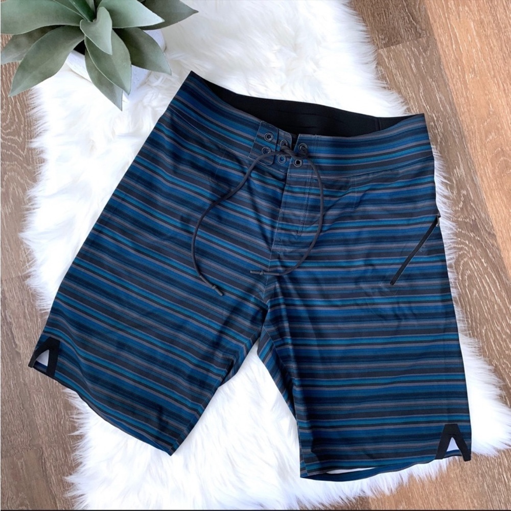 LULULEMON El Current 9” Men’s Sz 32 Board Shorts Striped Blue Beach Swim Trunks